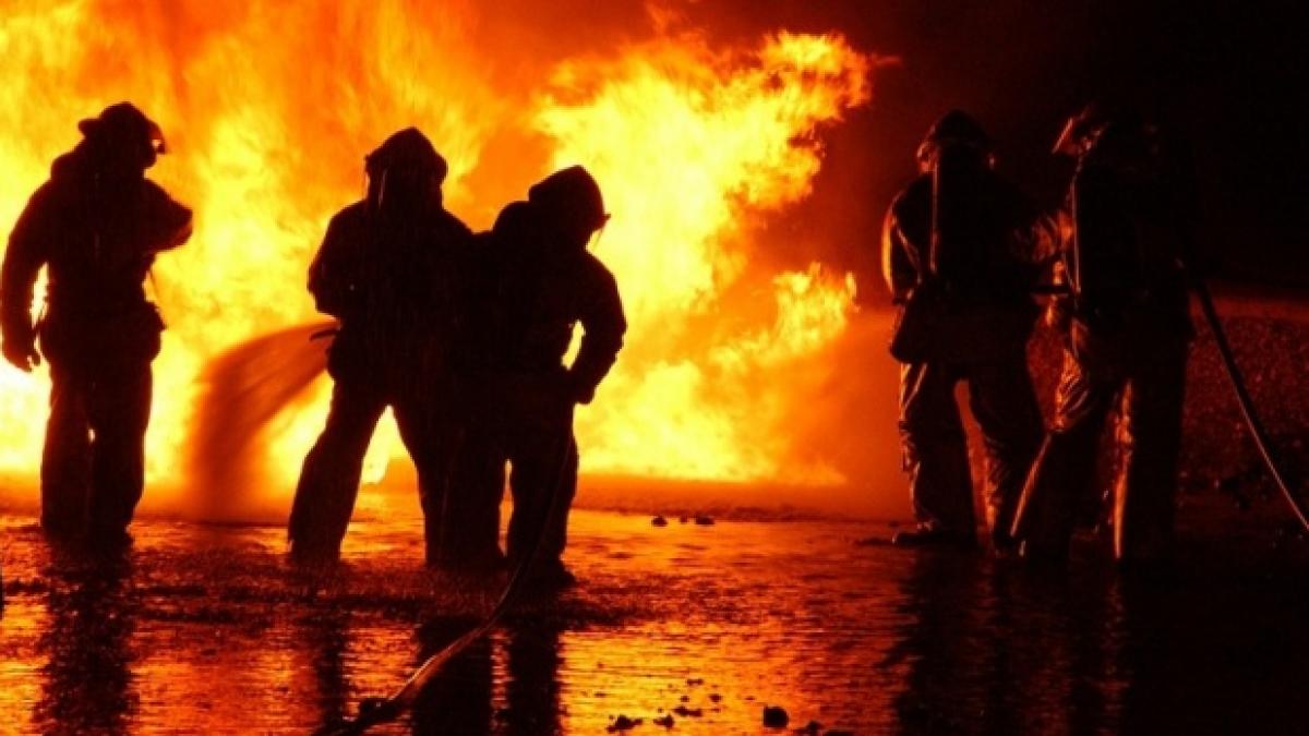 incendiu puternic in neamt o femeie a murit iar fiul ei a fost grav ranit de focul care le a