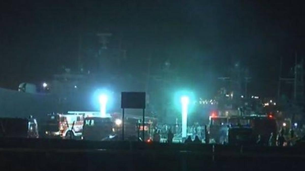 nava in flacari in portul constanta