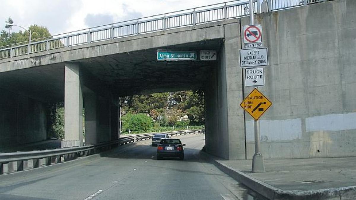 un pusti de 12 ani a incercat sa se sinucida sarind de pe o pasarela a cazut pe o masina si l a