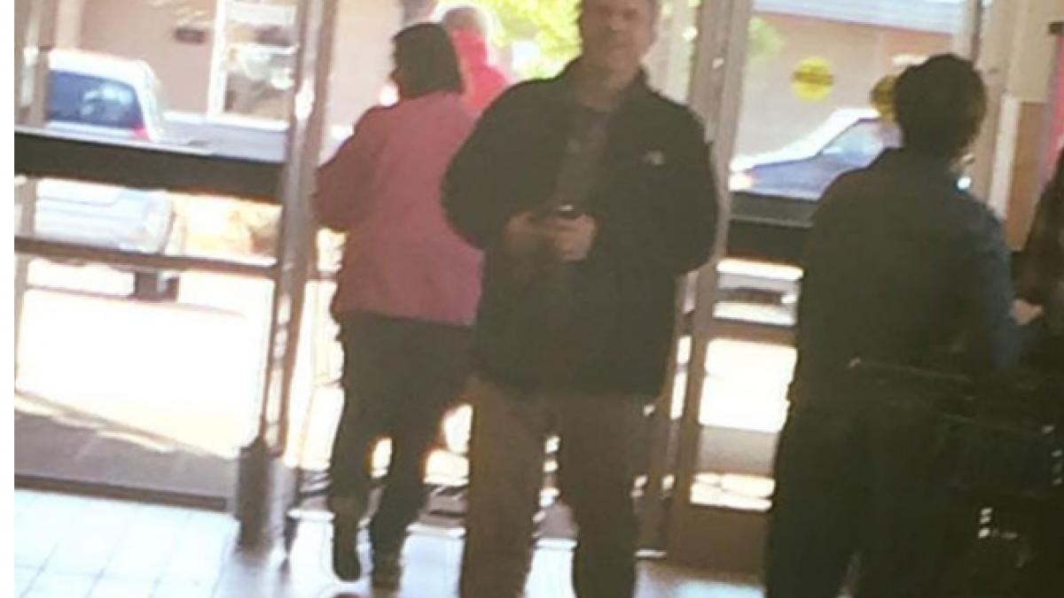 a facut o poza unui barbat in supermarket apoi a pus o pe facebook si l a facut celebru cine este