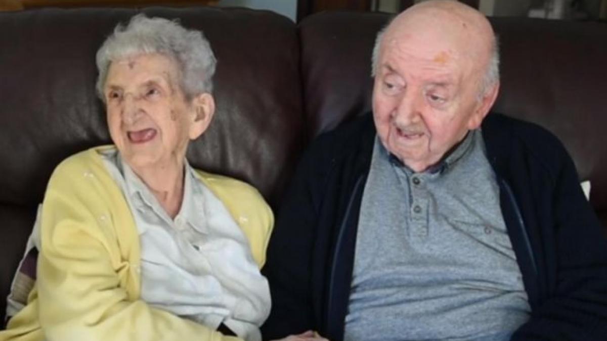 mama tot mama ramane ce face zilnic o femeie de 98 de ani pentru fiul ei de 80 de ani in fiecare