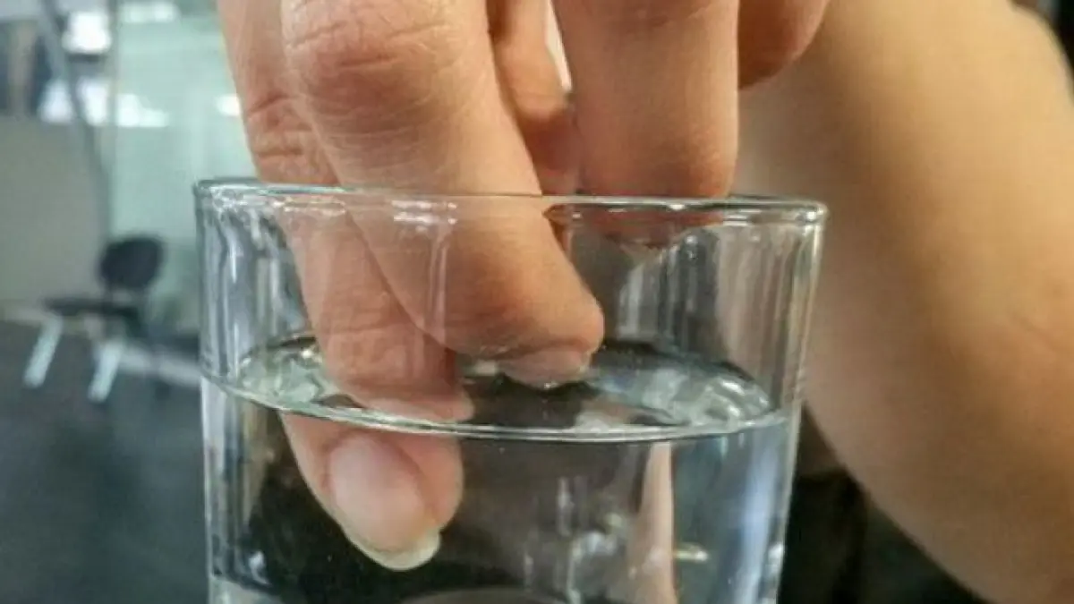 tine varfurile degetelor in apa rece 30 de secunde trucul simplu prin care afli daca ai probleme de