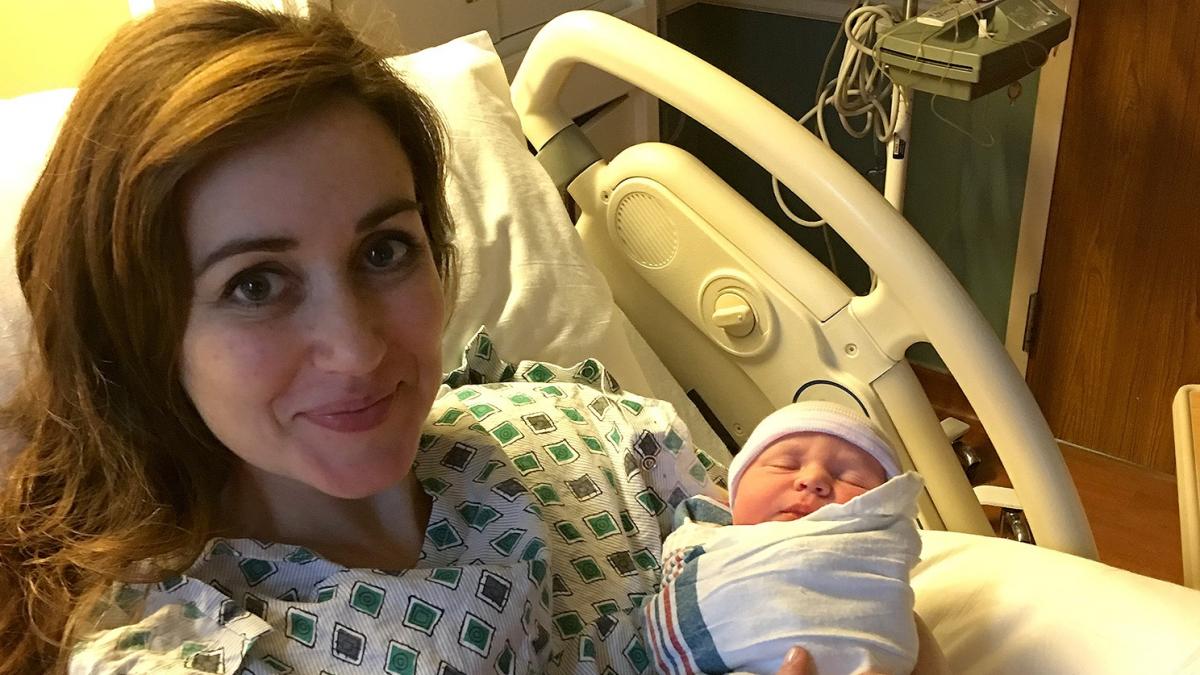 era in spital si urma sa nasca a auzit o alta femeie urland din camera alaturata si s a dat jos din