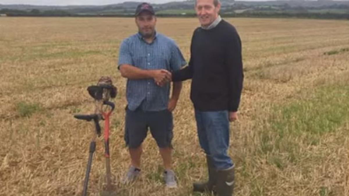 se plimba cu un prieten pe un camp cand a vazut ceva ciudat pe pamant a sapat o groapa si a