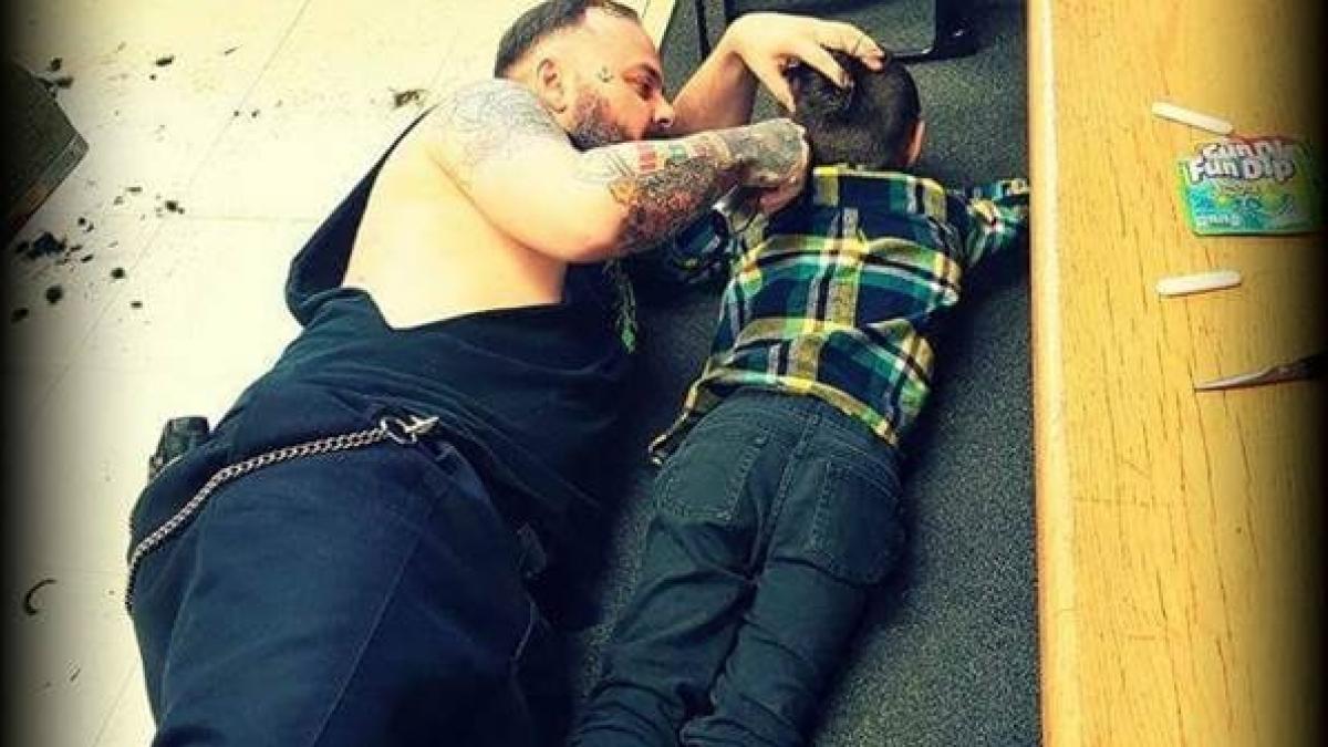 a vazut un barbat intins pe jos langa un copil si a scos imediat telefonul sa faca o poza dupa ce a