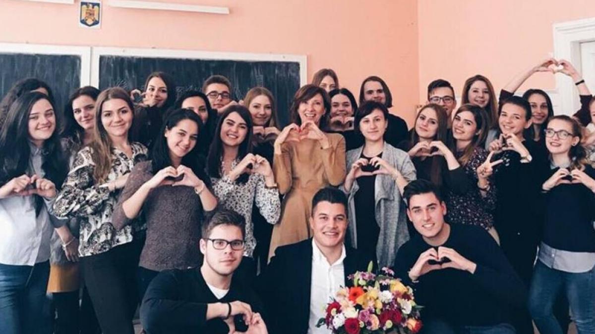 carmen iohannis surpriza uriasa se ziua sa ce a primit de la elevii sai a fost foarte fericita