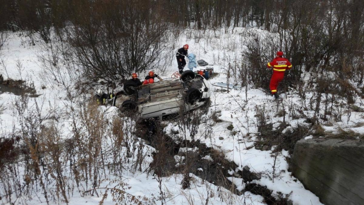 trei persoane ranite dupa ce masina in care se aflau a derapat si s a rasturnat intr o rapa la