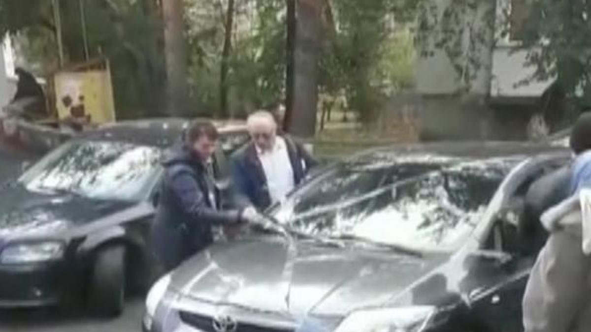 a parcat unde nu trebuia intr o zona din suceava si cand a iesit si si a vazut masina a scos