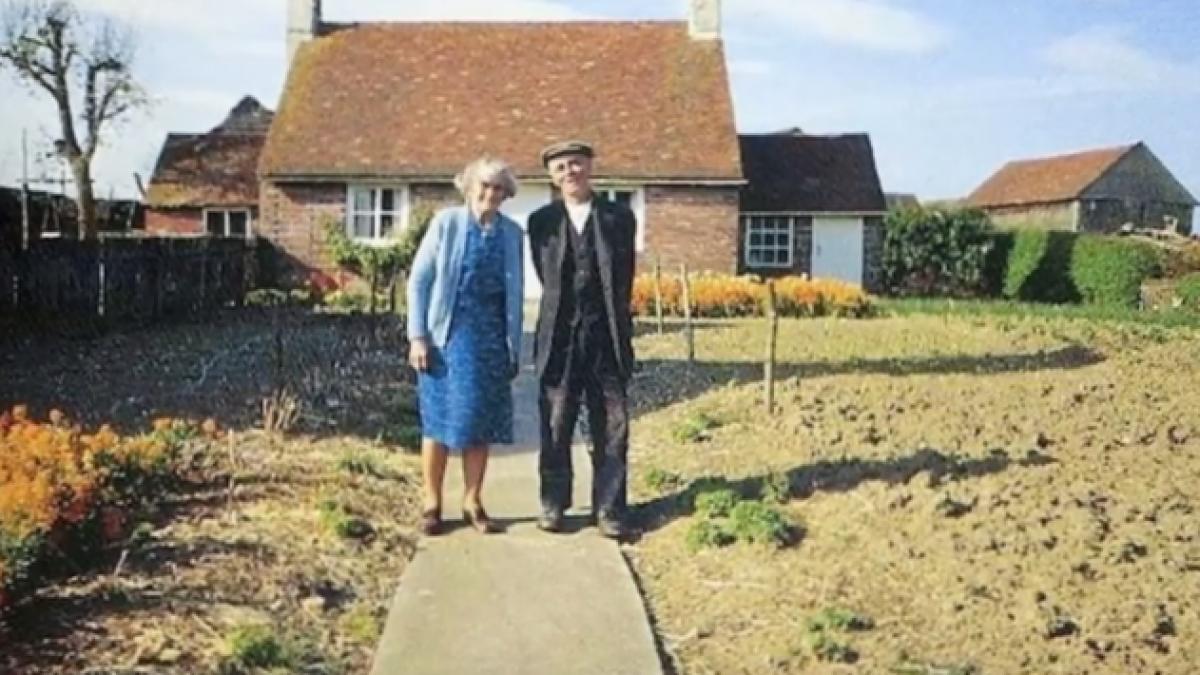 au decis la batranete sa isi faca cate o fotografie in fata casei lor in fiecare an dar intr o zi