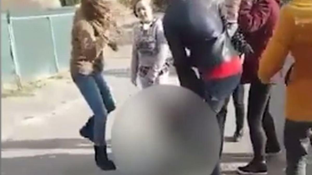 eleva desfigurata cu bataia din cauza postarilor pe facebook despre cei cinci tineri arsi de vii in