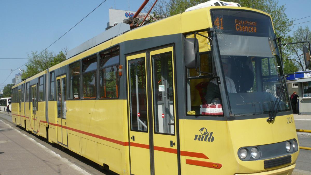 probleme cu circulatia tramvaiului 41 un vehicul a ramas blocat pe sine