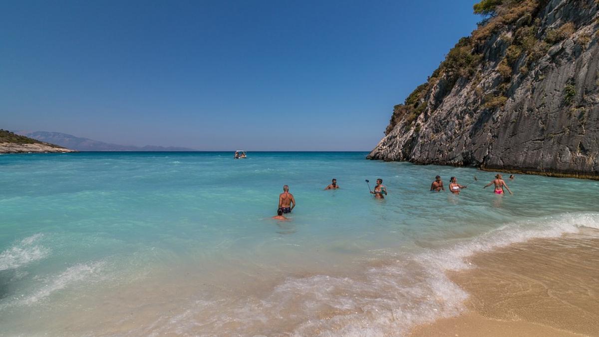 toti de pe plaja intorceau capul dupa ea si o priveau cu dispret cand au inteles despre ce este