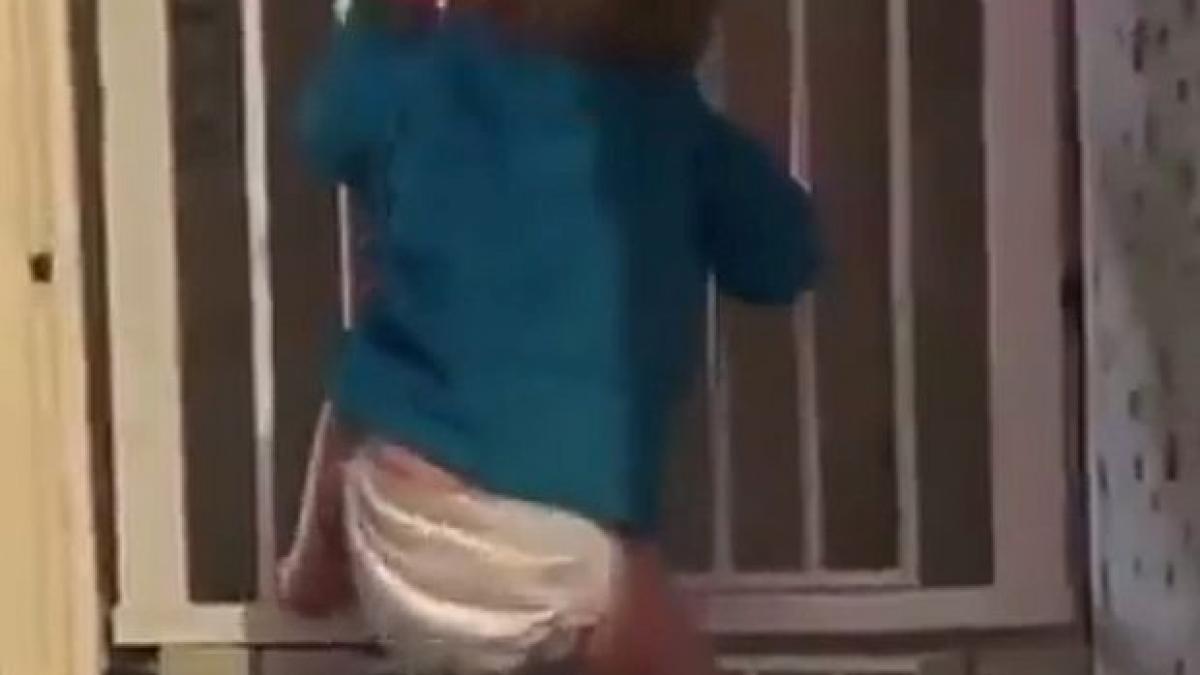 uimitor ce face acest bebelus multi dintre adulti ar avea probleme sa il imite video