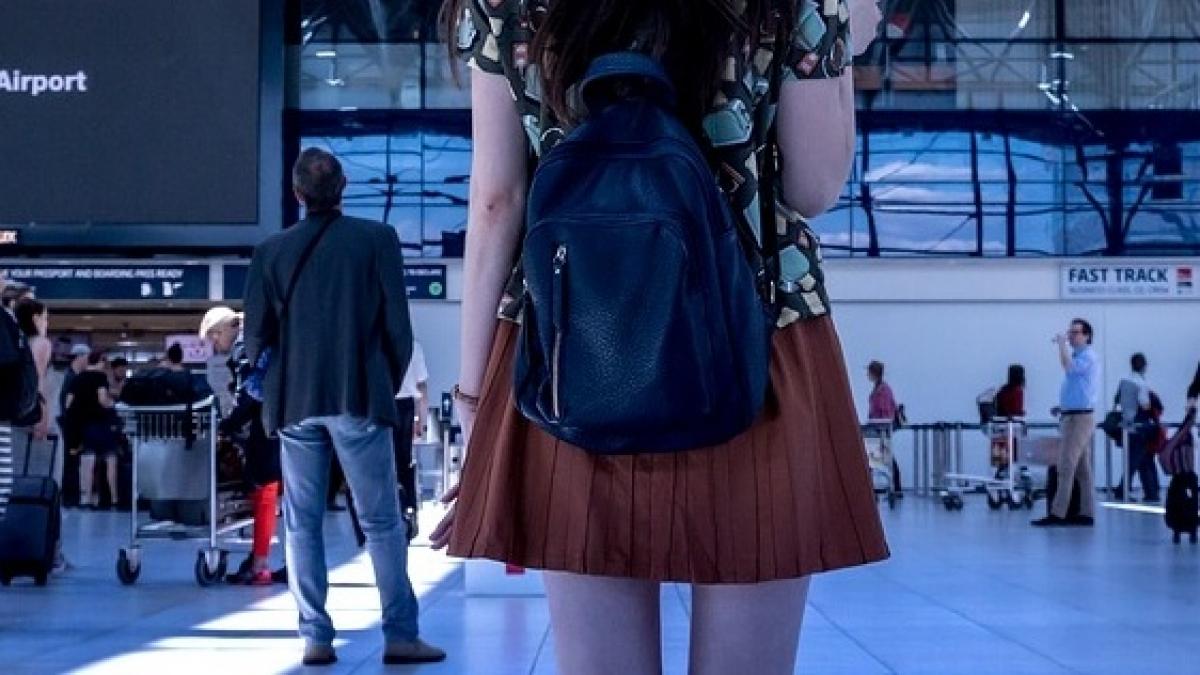 una dintre cele mai bogate vedete din lume cu avionul la clasa economic video