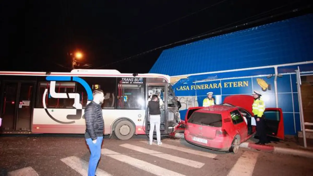 accident grav in buzau un autobuz a fost proiectat intr o casa funerara trei persoane au fost ranite