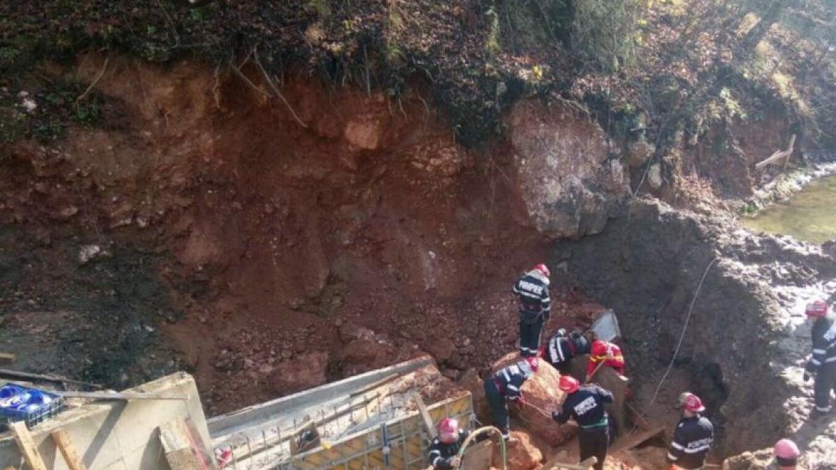 hunedoara trei persoane au murit dupa ce au fost prinse sub un mal de pamant