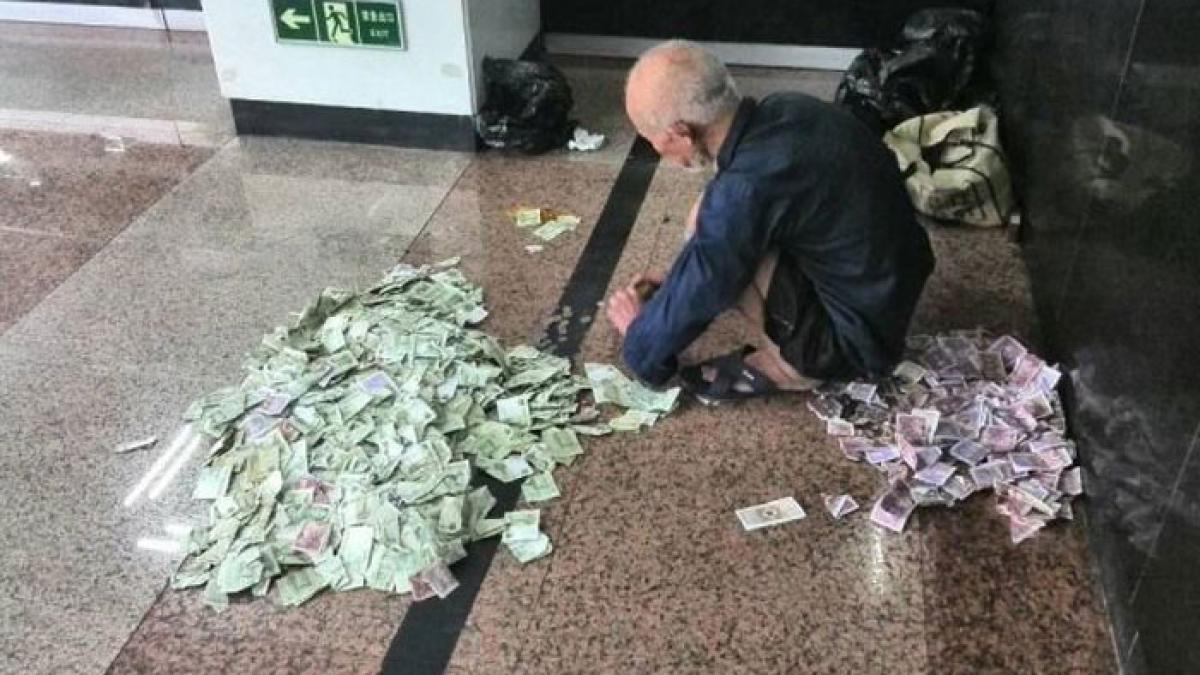 mergea pe strada cand a vazut un cersetor avand in fata un munte de bancnote barbatul s a apropiat