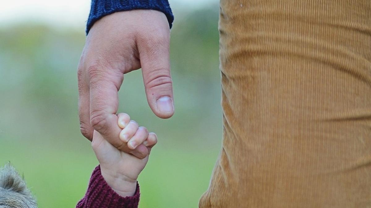 scene socante in judetul iasi un barbat a fost batut in magazin de mana cu copilul