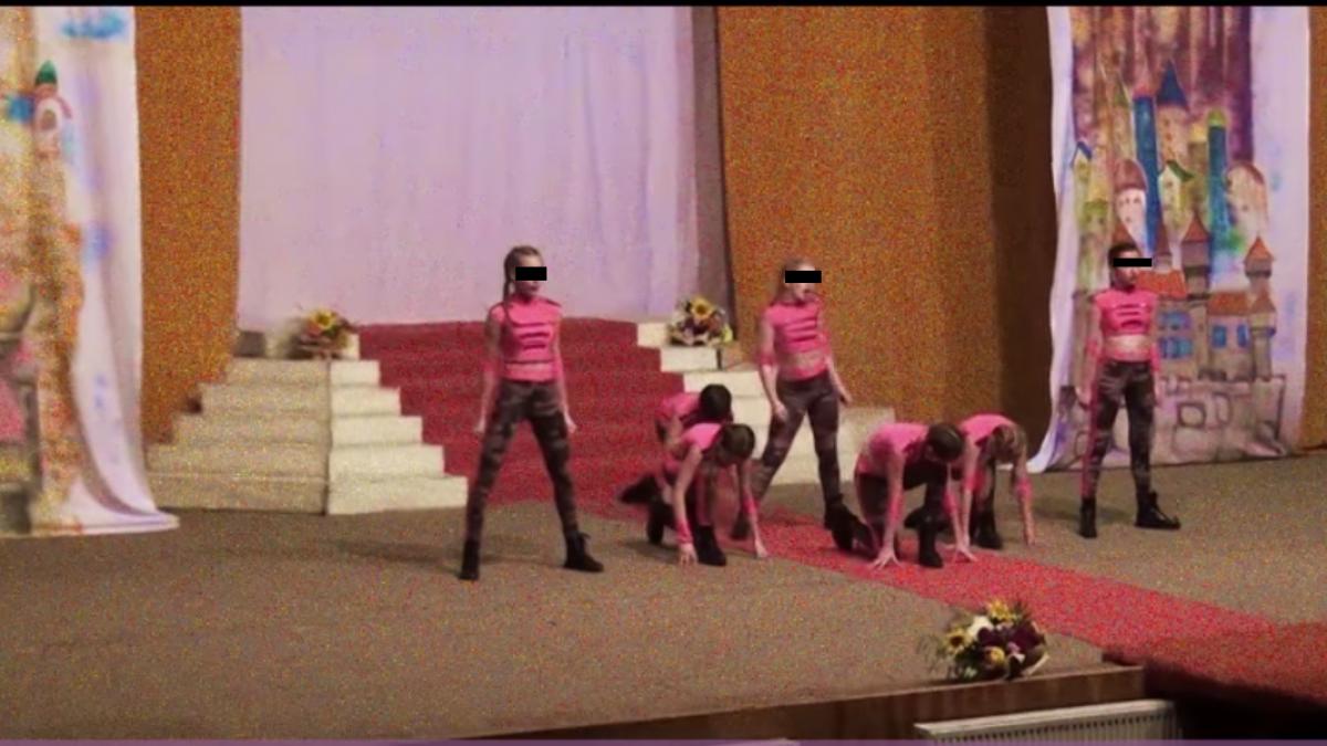 momente indecente cu fetite de 12 ani la balul bobocilor din roman ce fredoneaza copilele in timp