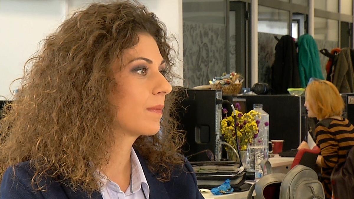 numai de bine naty badea cu cartile pe masa