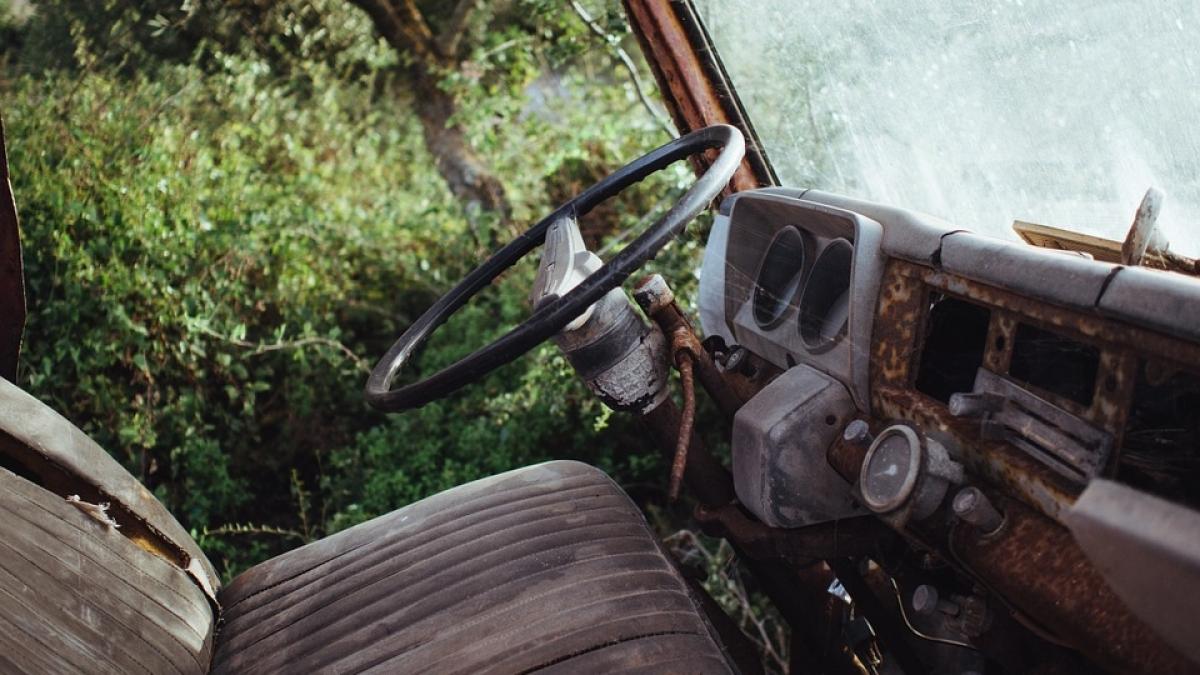 politistii patrulau printr o zona parasita cand au observat o masina abandonata s au apropiat si au