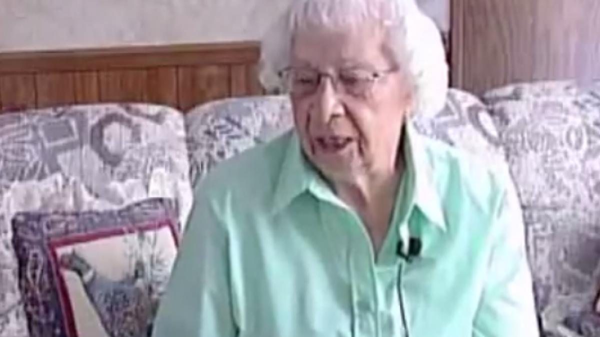 batrana lucra in gradina cand a fost inconjurata de patru pitbulli aparuti de nicaieri animalele au