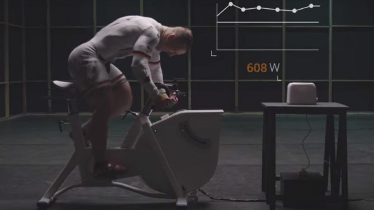 au pus un ciclist campion mondial sa prajeasca o felie de paine cu puterea generata de el