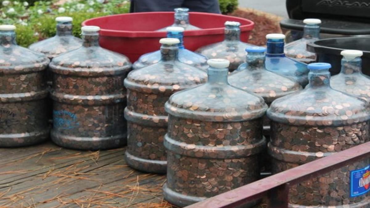 barbatul a scos din casa 15 bidoane pline cu banuti motivul uluitor pentru care barbatul a strans