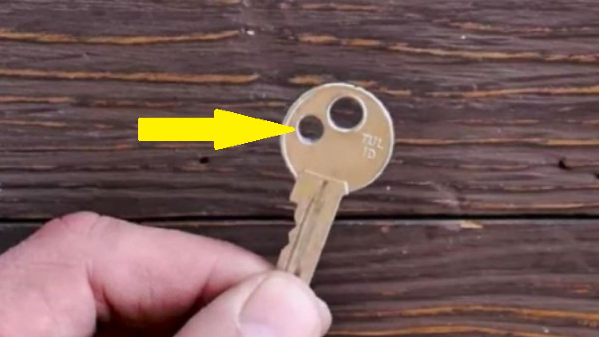 motivul pentru care unii oameni mai fac o gaura in cheia de la apartament
