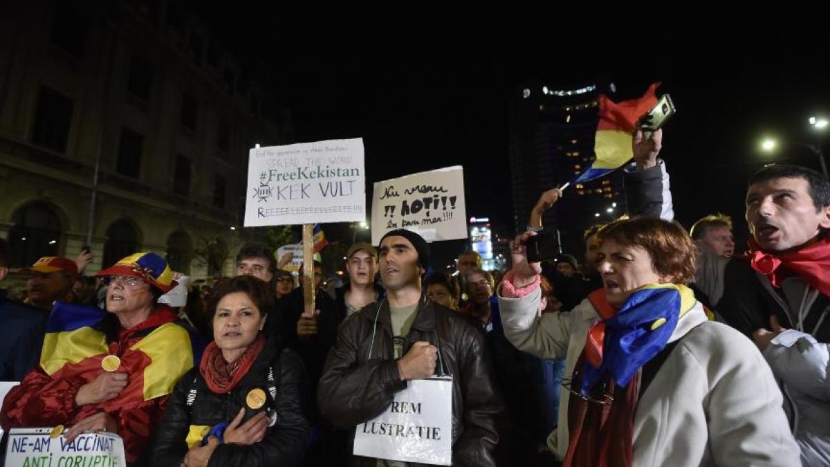 protest in piata victoriei din capitala manifestantii au aruncat cu hartie igienica spre sediul