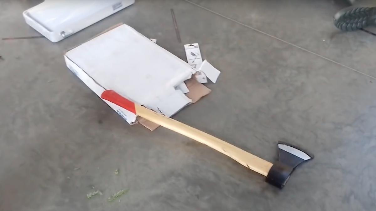 scene sangeroase in mijlocul unei piete din lugoj un barbat a fost batut si lovit cu toporul