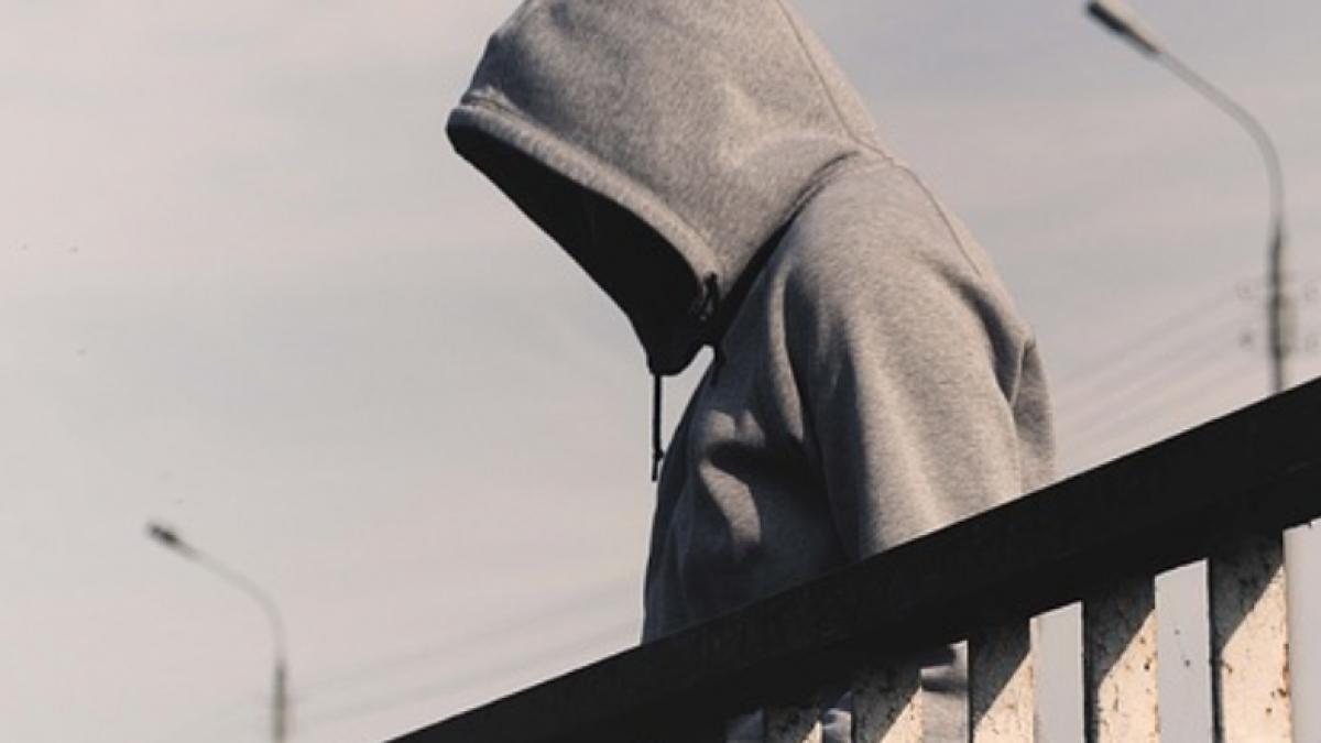 un roman a pus in alerta autoritatile din spania s a urcat pe o catedrala si a amenintat ca se