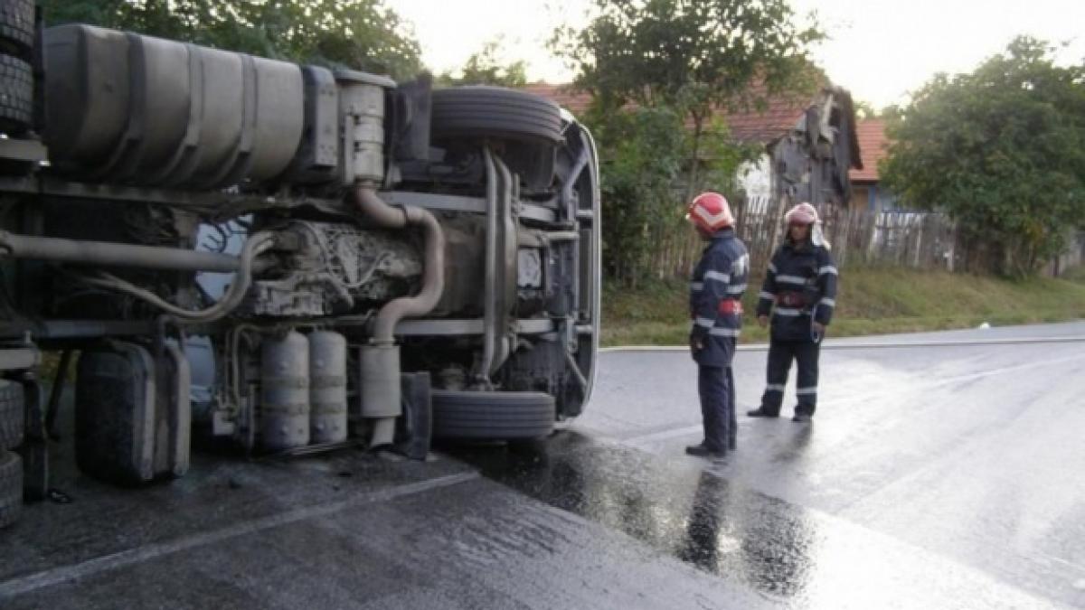 un tir care transporta soda caustica s a rasturnat pe dn1 zona a fost izolata