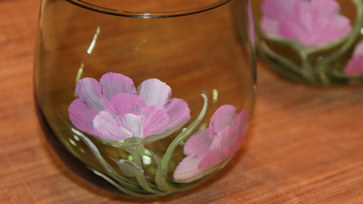 ce pericol ascund paharele si farfuriile din sticla pictata