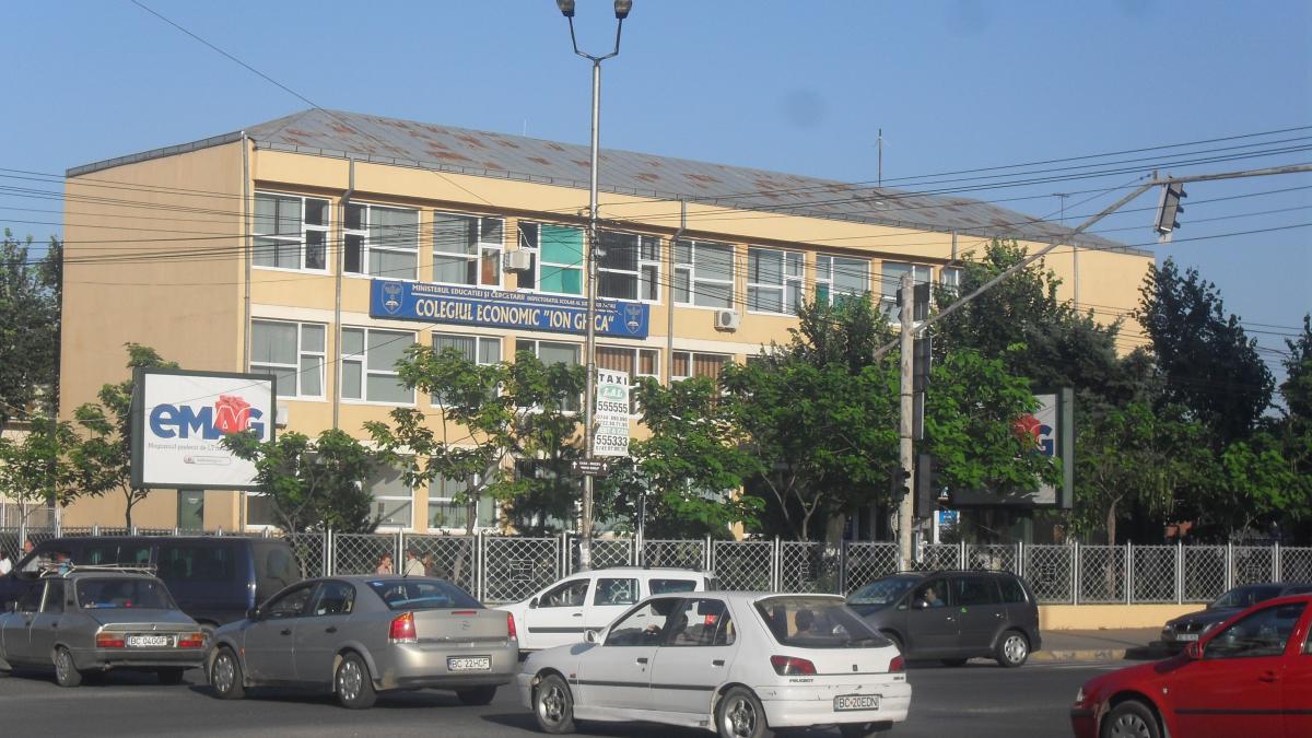 partida de sex oral cu doi elevi din bacau pe holurile unui liceu