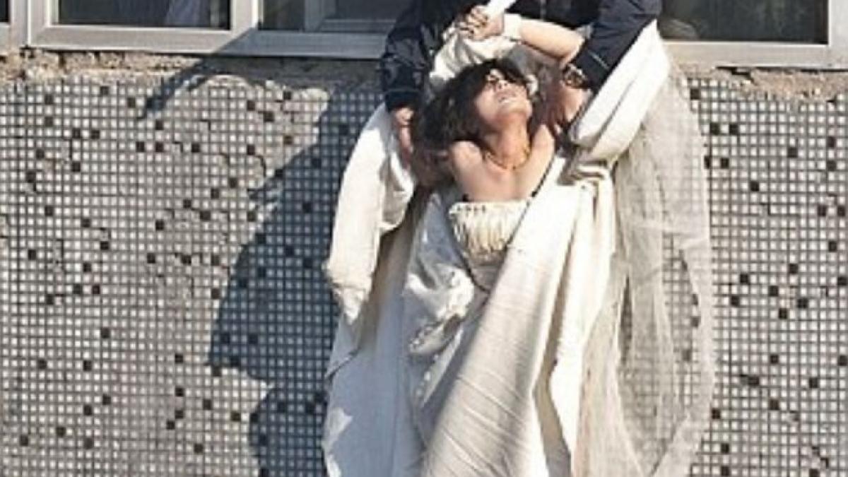 trebuia sa se marite dar s a aruncat de la etaj de disperare ce i facuse logodnicul cu cateva clipe