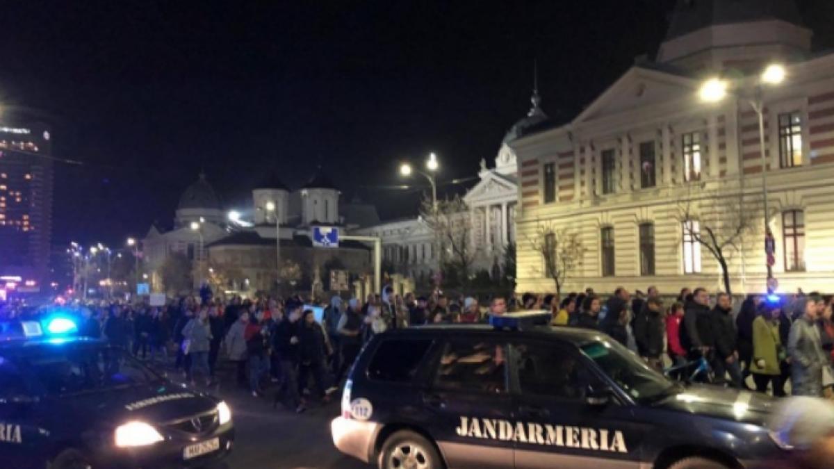 protestatari ridicati de jandarmi in timpul protestelor de duminica seara