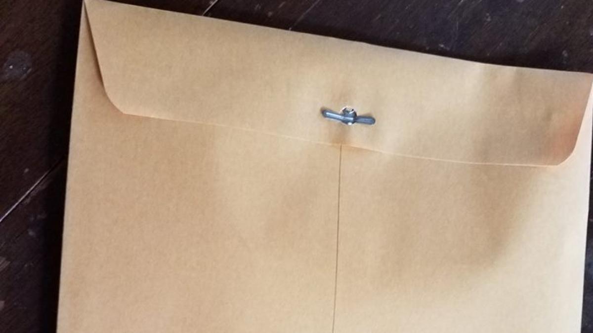 a vorbit cu profesorul fiicei sale pret de cateva minute dupa 14 ani a primit un pachet alaturi de