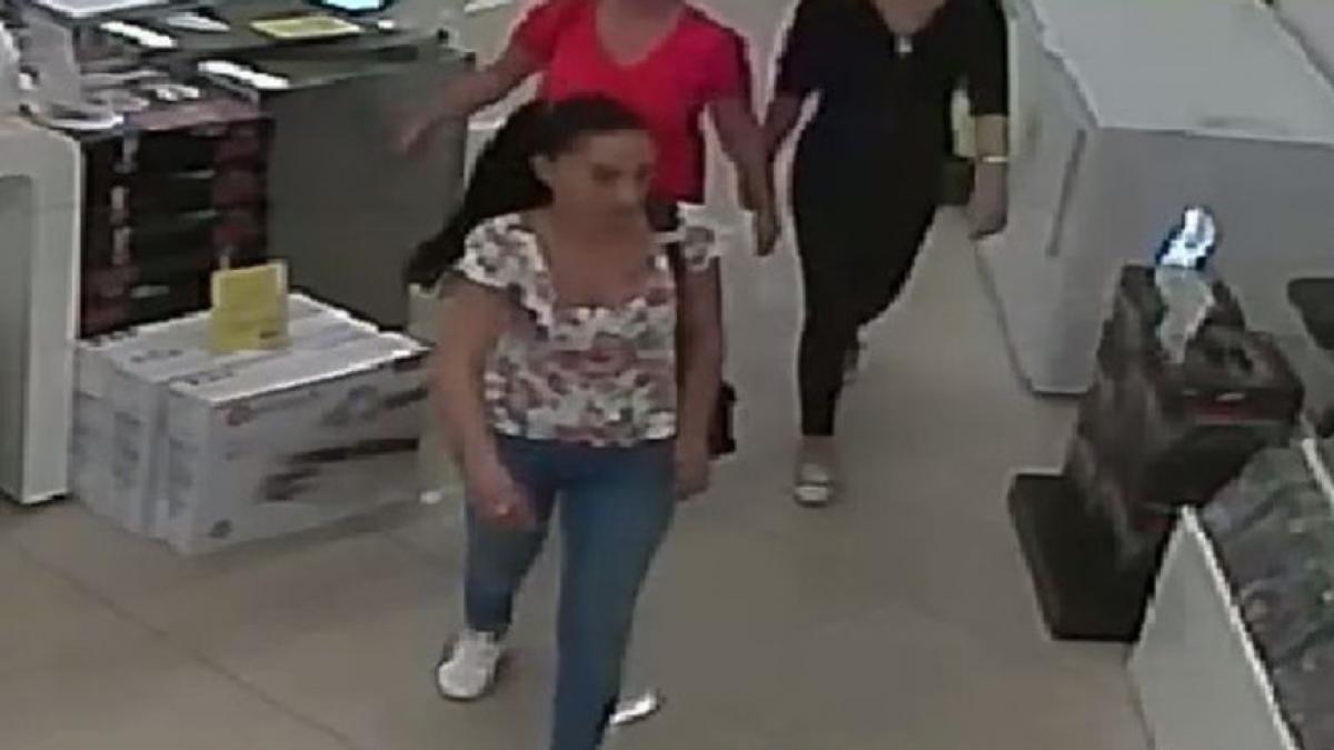 ce au facut trei sibience cand au intrat intr un magazin din mall cand s au uitat pe camerele tv