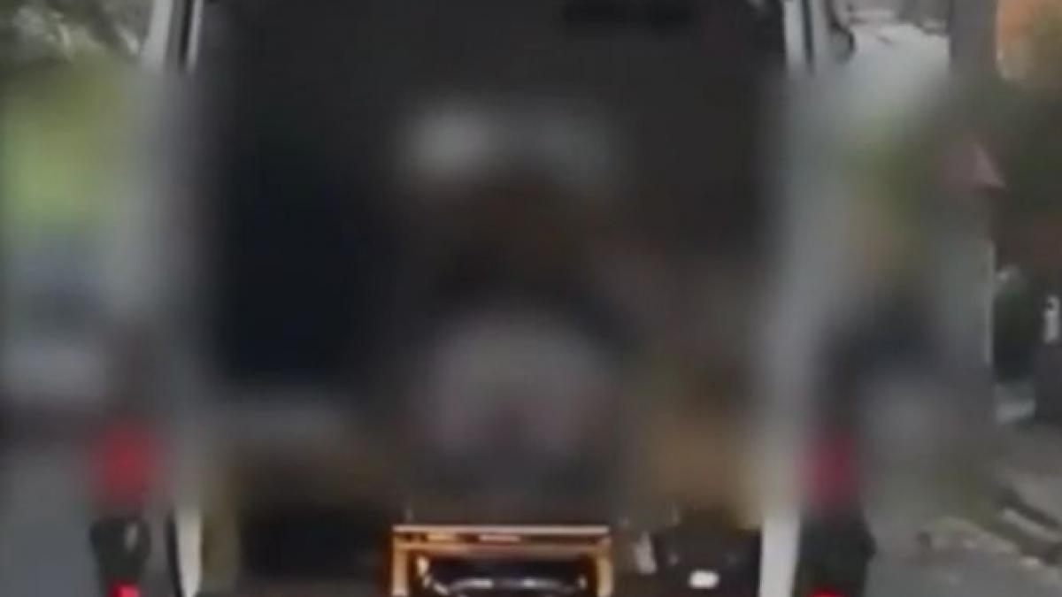 imagini incredibile surprinse in piatra neamt dorel cu ambulanta era in trafic cu pacientul pus pe