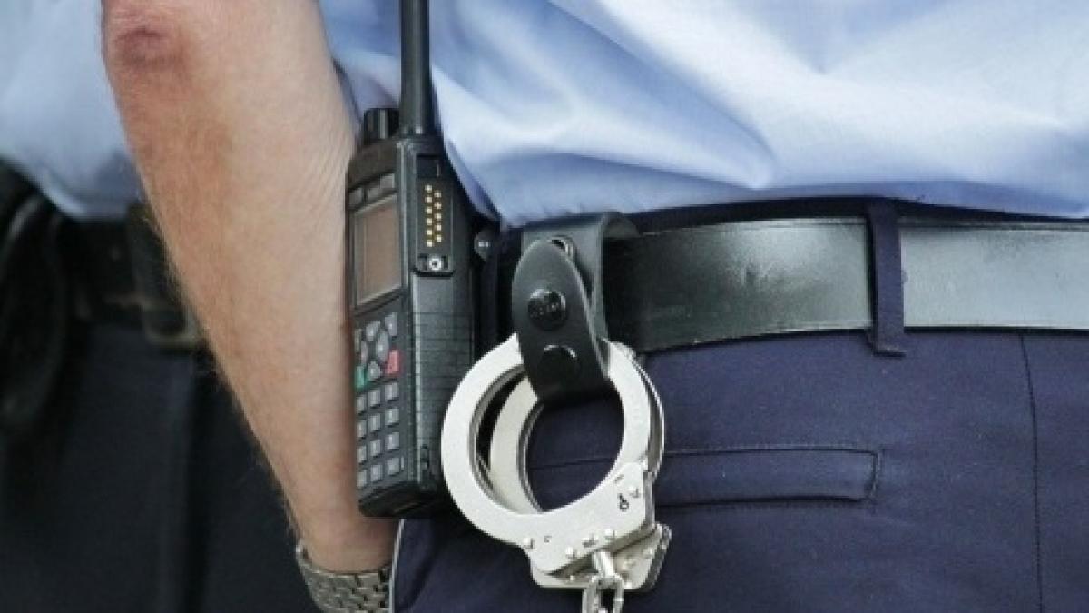 o tanara a chemat la ziua de nastere toti fostii ei iubiti la scurt timp invitatii au ajuns pe mana