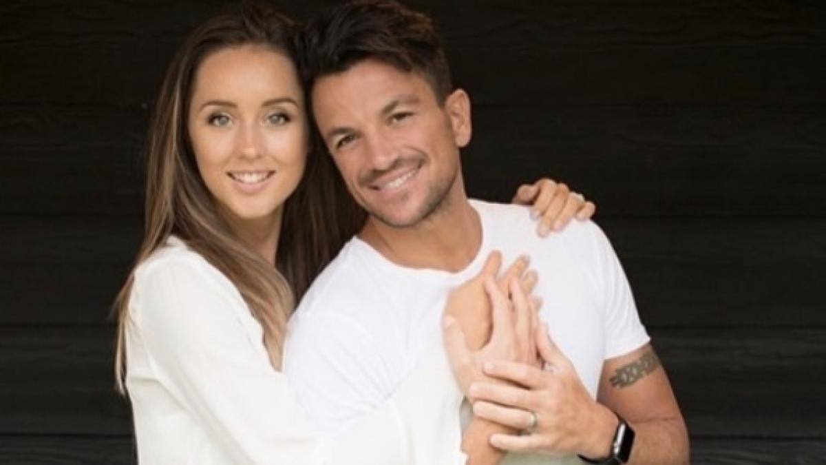 peter andre a postat pe internet o fotografie cu sotia sa dar fanii au observat imediat un detaliu