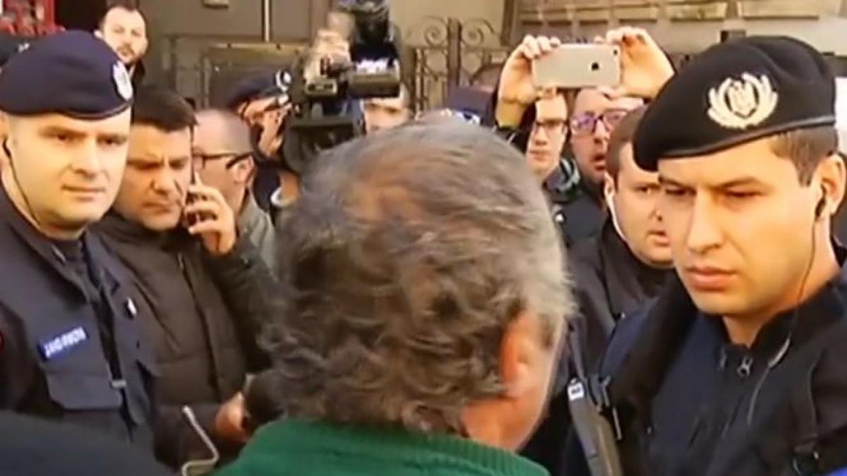 scandal urias in fata dna un barbat a spart un geam al institutiei mi a luat casa video