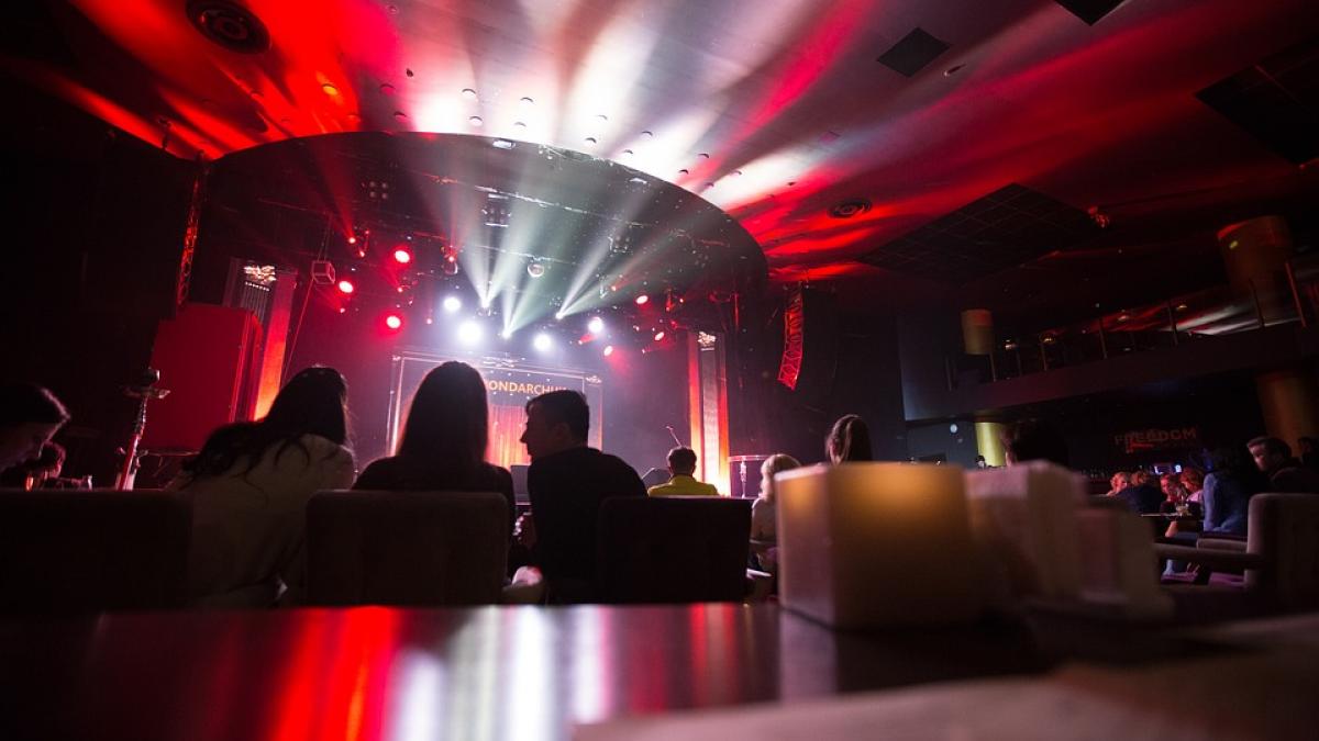 de ziua ei o moldoveanca si a invitat toti amantii la petrecere e greu de descris ce a urmat