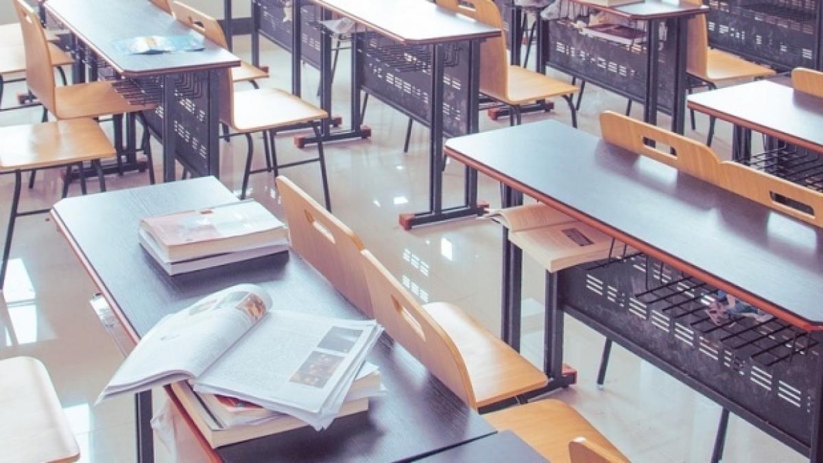 elevi terorizati de femeia de serviciu a scolii i a amenintat ca ii va otravi