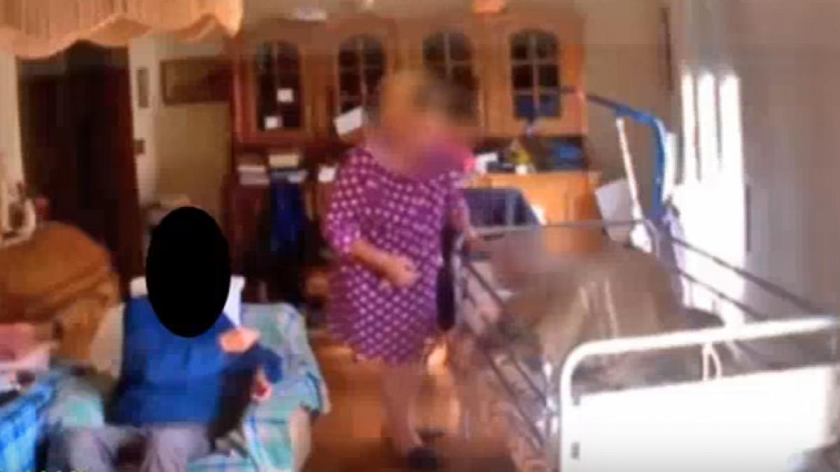 imagini scandaloase cu o infirmiera romanca ce le facea batranilor din italia video