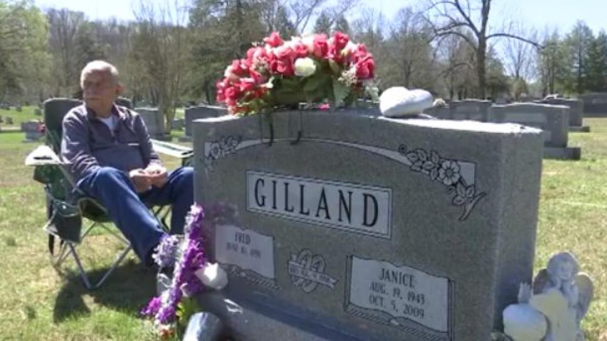 a mers intr o zi la cimitir si a avut parte de o imagine cu totul neasteptata in fata unui mormant