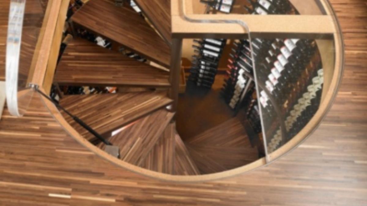 a montat un geam in podeaua bucatariei sotia lui s a speriat cand a vazut ce era inauntru