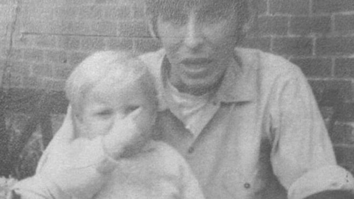 a purtat cu el un secret teribil timp de 50 de ani intr o zi a vazut o poza pe facebook si a