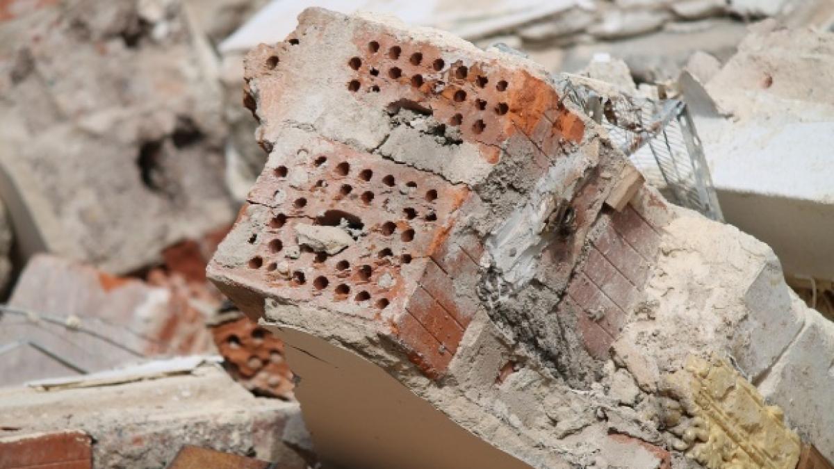 Explozie într-un bloc din localitatea Moineşti. Trei persoane au fost rănite